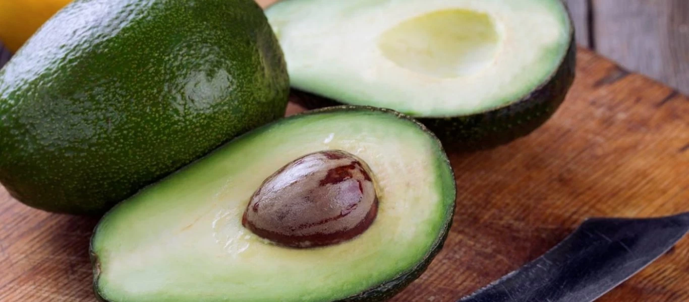 Αυτός είναι ο πιο εύκολος τρόπος για να βγάλετε το κουκούτσι από το αβοκάντο (βίντεο)